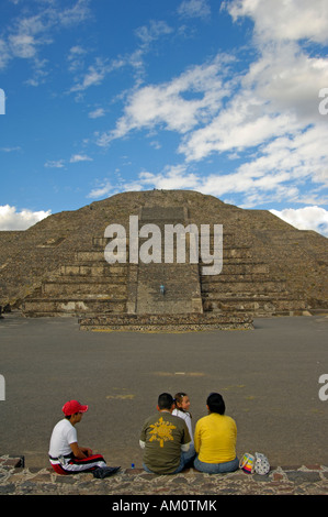 Die Plaza und die Pyramide des Mondes in Teotihuacan Stockfoto