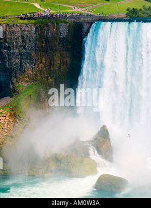 Atemberaubender Blick auf die Niagarafälle von der kanadischen Seite mit Blick auf die American Falls und die Horseshoe Falls. Stockfoto