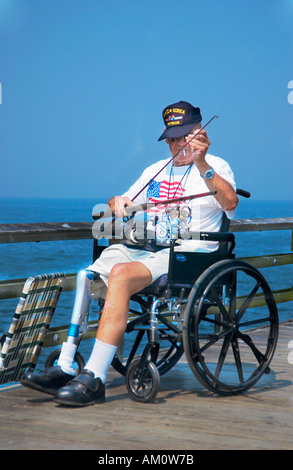 Ein behinderter Veteran im Koreakrieg genießt einen friedlichen Angeltag in Chesapeake Bay, Virginia, USA. Stockfoto