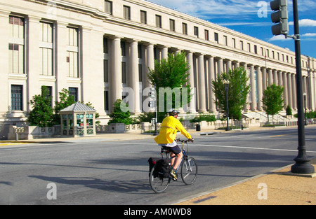 Radfahrer vor dem Washington DC Gravur Building. USA Stockfoto