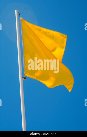 Gelbe Flagge am Badestrand, Baden auf eigene Gefahr Stockfoto