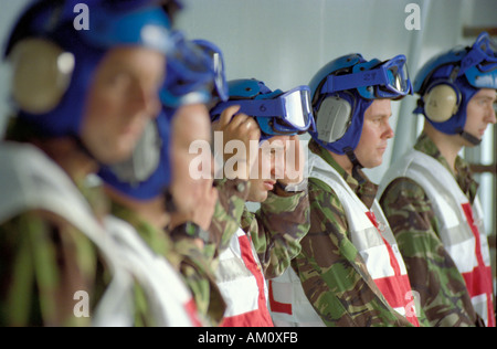 Königliche Marine Kapellenmitglieder Teil des Verunfallten clearing-Party am RFA Argus wartet für einen Unfall in der frühen Phase des Krieges Stockfoto