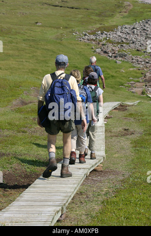 Vogelbeobachter zu Fuß auf Promenaden auf Handa Island Nature Reserve, Schottland Stockfoto