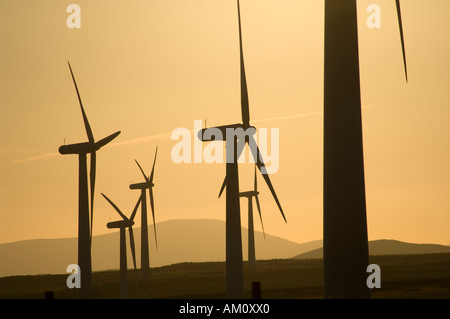 Npower Windpark - 6 Turbinen in Silhouette in Carno Powys Mitte Wales in der Abendsonne, Wales UK Stockfoto