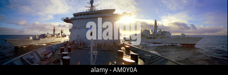 RFA Fort Victoria tankt (links) Typ 22 Fregatte HMS Cumberland und Typ 23 Fregatte HMS St Albans Stockfoto