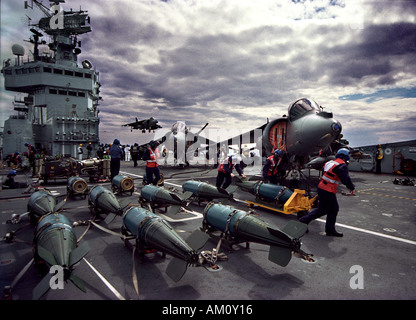 Harrier jump jet Landung auf der Royal Navy Flugzeugträger HMS Illustrious Stockfoto