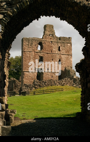 Sobald die Dangerous legen in England angesehen der Bergfried Norham Castle aus dem Westtor Stockfoto