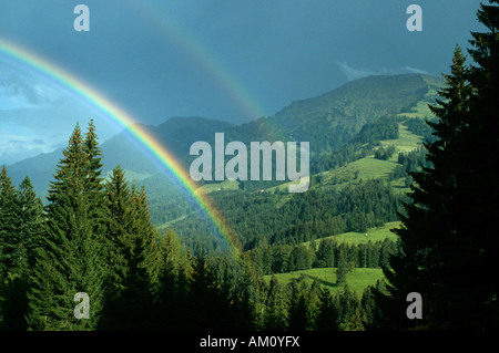 Regenbogen am Hochgrat Berg, bayerischen Allgäu, Deutschland Stockfoto