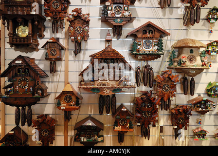 Traditionelle Kuckucksuhren in einem Souvenirladen, Füssen, Bayern, Deutschland Stockfoto