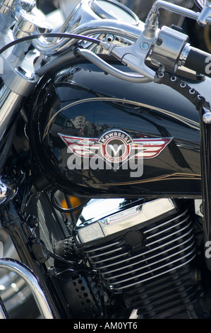 Kawasaki-klassische V-Motorrad-Motor hautnah mit Reflexionen Stockfoto