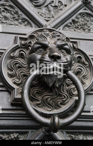 Eisen Lyon´s hatte als Türklopfer an einer Seite Portal der Kathedrale von Köln, NRW, Deutschland Stockfoto