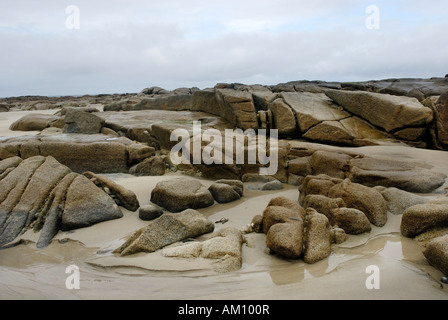 Granitfelsen in der Gezeitenzone der Sandstrand an der Altanic Küste von Donegal an einem nebeligen Tag, Irland Stockfoto