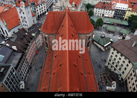 Blick vom Kirchturm der St.-Peter (Alter Peter) auf das Dach und den umliegenden Platz, München, Bayern, Deutschland Stockfoto
