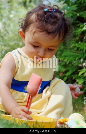 Acht Monate altes Mädchen spielen im Garten Stockfoto