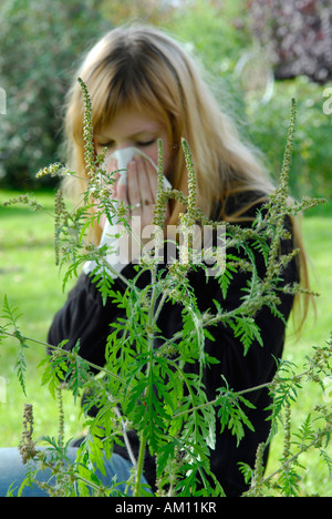 Frau reagiert allergisch auf Ragweed Stockfoto