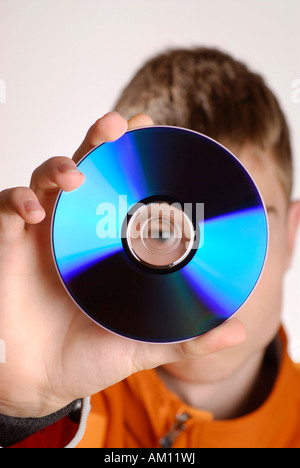 Teenager halten eine CD Stockfoto