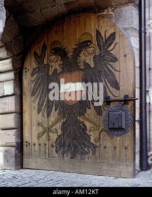 Wappen (heraldische Zeichen) Doppel-Adler gemalt an der Pforte der Kaiserburg (Kaiserburg), Nürnberg, Frankonia, Ba Stockfoto