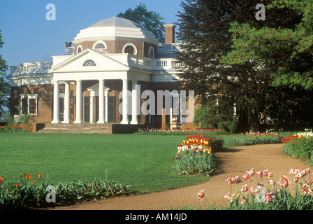 Lange Sicht von Thomas Jefferson s Monticello Blick auf die West vorderen Kreisel Walk im Frühjahr Charlottesville Virginia Stockfoto