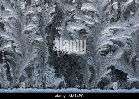 Maßwerk auf einer mattierten Fensterscheibe eines Autos - Eisblumen Stockfoto