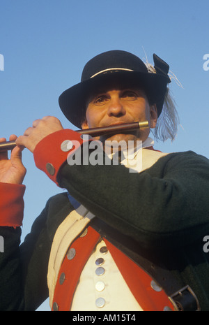 Der Mann spielt Fife im amerikanischen revolutionären Krieg Reenactment hautnah Stockfoto