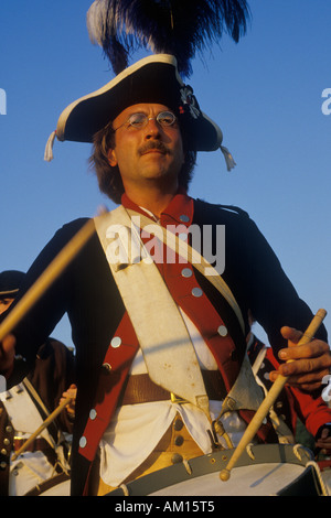 Der Mann spielt Trommel im amerikanischen revolutionären Krieg Reenactment hautnah Stockfoto