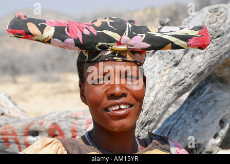 Herero Frauen mit typischen Hut, Sesfontein, Kaokoveld, Namibia Stockfoto