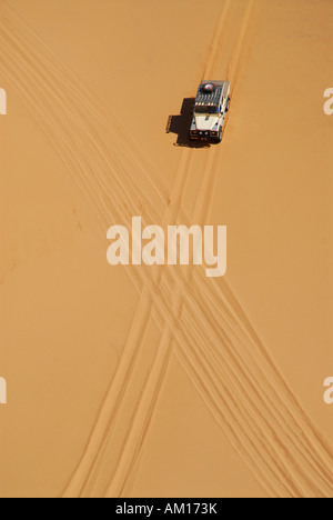 Jeep auf Düne in der Nähe von Sandwich Harbour, Diamond Area, Namibia Stockfoto