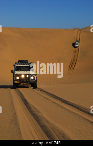 Jeeps auf Dünen in der Nähe von Sandwich Harbour, Diamond Area, Namibia Stockfoto