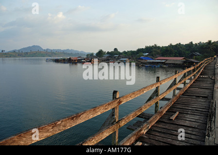 Uttamanusorn (Mon Brücke), Sanklaburi, Waeng Khan, die längste Holzbrücke in Thailand, Asien Stockfoto