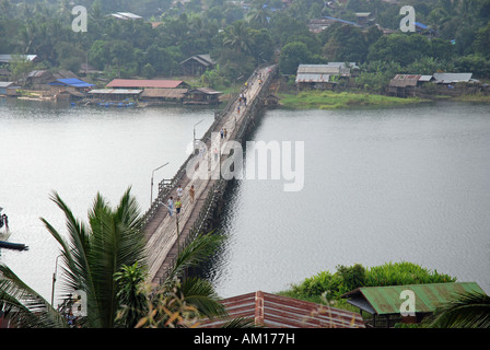 Uttamanusorn (Mon Brücke), Sanklaburi, Waeng Khan, die längste Holzbrücke in Thailand, Asien Stockfoto