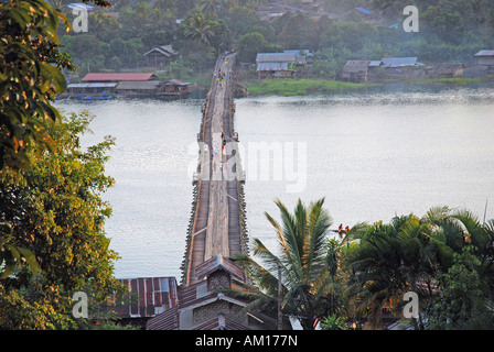 Uttamanusorn (Mon Brücke), Sanklaburi, Waeng Khan, die längste Holzbrücke in Thailand, Asien Stockfoto