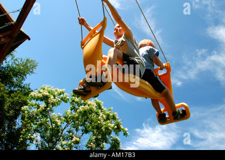 Jungs spielen auf Schaukel Stockfoto