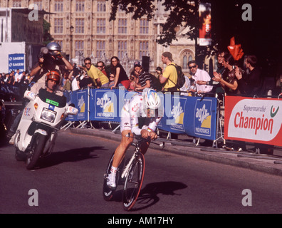 Tour de France 2007, London: Zeit-Trialist verlassen der ersten Biegung der The Prologue in Parliament Square, Westminster, London, England Stockfoto