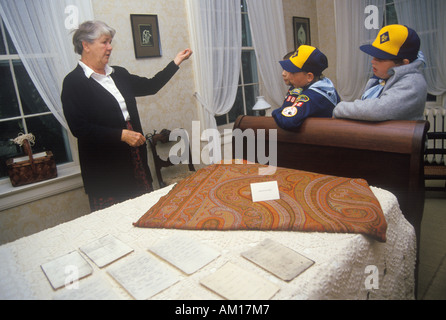 Interieur des Hauses von Emily Dickinson mit Tour Guide und Touristen Amherst MA Stockfoto