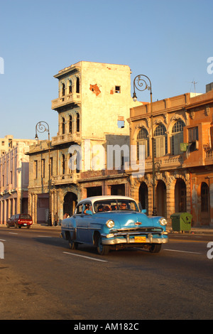 Amerikanische Oldtimer fahren auf dem Malecon Havanna-Kuba Stockfoto