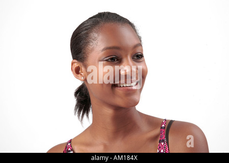 Junge dunkelhäutige Frau lächelnd Stockfoto