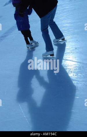 MOM Teaching Tochter Skate Mama Frosch Teich Boston gemeinsame Boston, Massachusetts Stockfoto