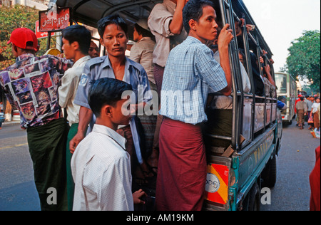 Überfüllten Minibus in Yangon, Birma Stockfoto