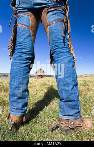 Blick durch Cowboy Beine, Scheune, Wildwest, Oregon, USA Stockfoto