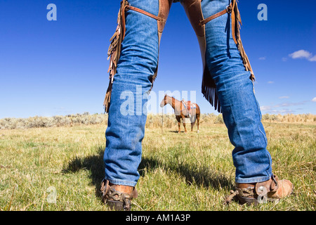 Blick durch Beine Cowboy auf Pferd, Wildwest, Oregon, USA Stockfoto
