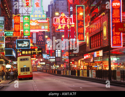 Straßenbahnen, Busse und Verkehr zwischen den Wänden der Neonröhren an der Nathan Road in Kowloon Hong Kong Stockfoto