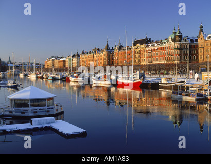 Boote entlang Blickrichtung in Stockholm im winter Stockfoto