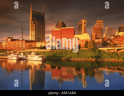 Sunrise gegen Nashville Skyline über Cumberland River in Tennessee Stockfoto