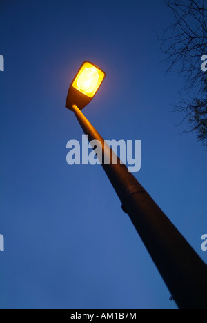 Laternenpfahl in der Dämmerung Stockfoto
