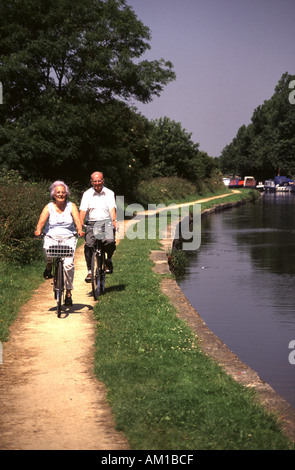 Senior älteres Paar am Kanal entlang Reiten Fahrräder Stockfoto