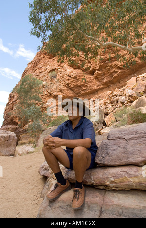 Buschwanderung mit halben Aborigines Bob Tailer, Simpsons Gap, West Mac Donell National Park, Alice Springs, Northern Territory, Aust Stockfoto