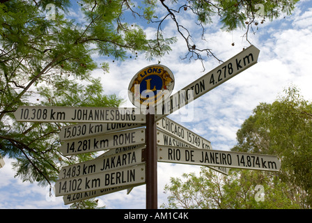Wegweiser zeigen Kilometer Entfernung zu verschiedenen Richtungen, Alice Springs, Northern Territory, Australien Stockfoto