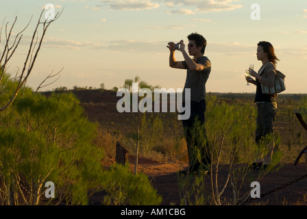 Paar am Uluru - Kata Tjuta National Park, Northern Territory, Australien Stockfoto