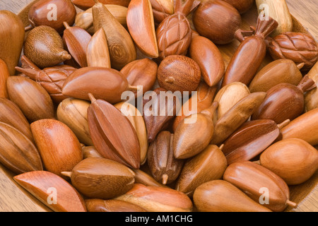 Geschnitzte Früchte aus exotischen Arten (Ruanda Kunsthandwerk) gemacht. Früchte Sculptés À Partir de Bois exotischen (Kunsthandwerk Ruandas). Stockfoto