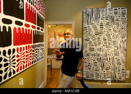 Galerist Brian Bozorg in seiner Kunst der Aborigines Galerie Gannon House Gallery, New-South.Wales, Australien Stockfoto